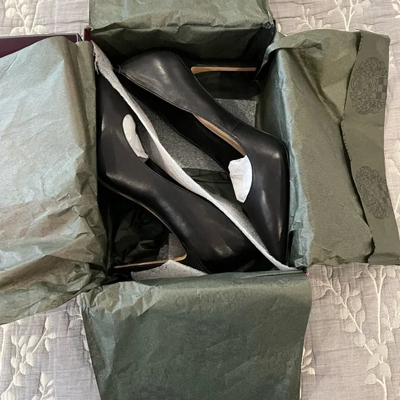 Shoes/ Heels/ Pumps, brand Vince Camuto, size 10, color black - Picture 13 of 15